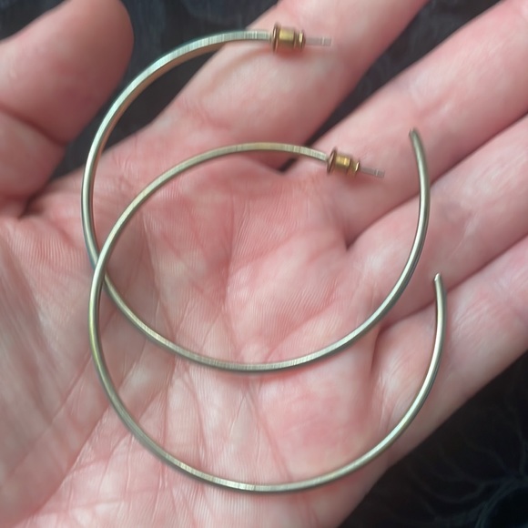 3 pieces of golden costume jewelry: 2 pairs of earrings + a bead/chain necklace. - Picture 6 of 12